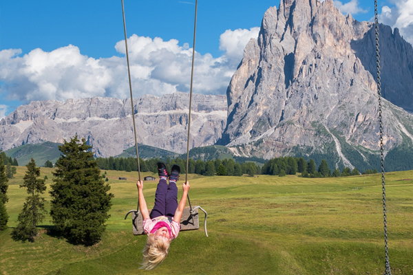 Kind schaukelt vor Bergkulisse © Krivec Ales / Pexels