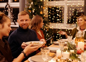 Mann gibt Kind Salatschüssel beim Weihnachtsessen - Bild: pexels.com