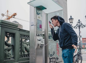 Teenager schreit ins Telefon 